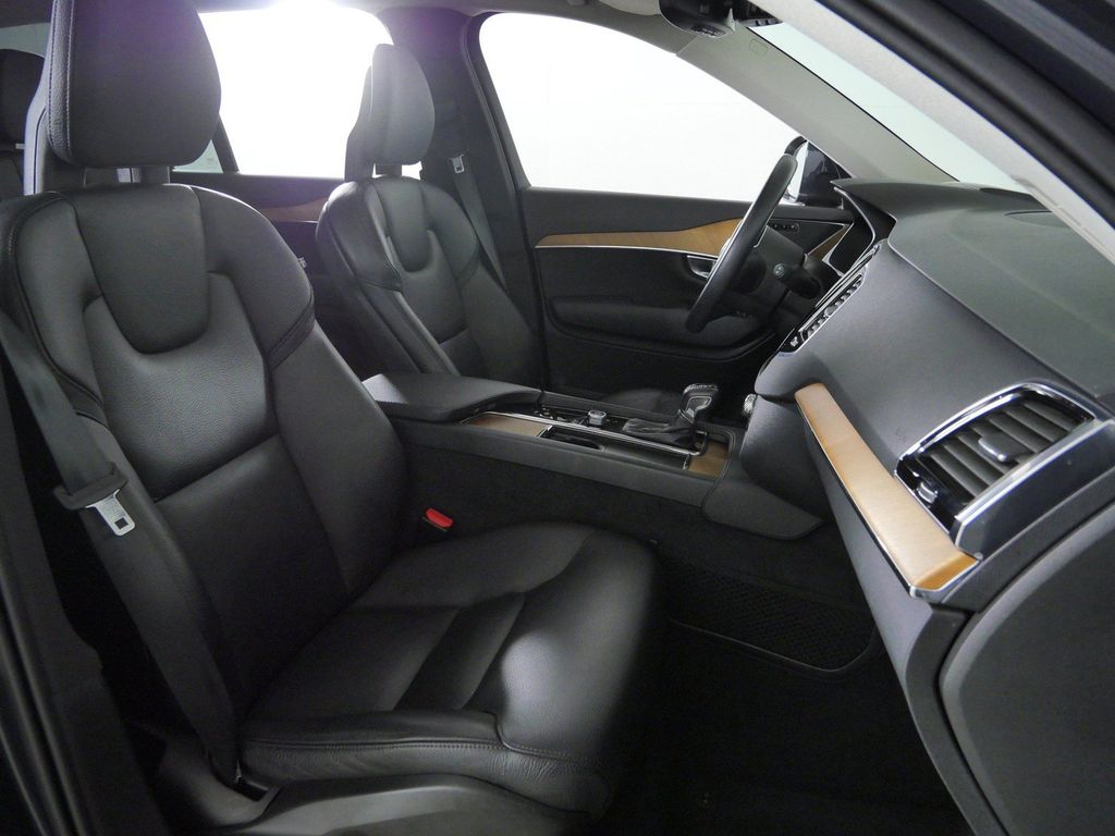 Thumbnail: 2021 Volvo XC90 - 10