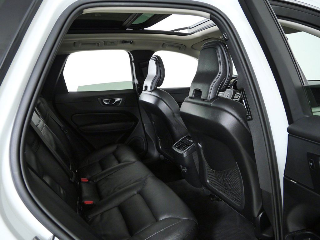 Thumbnail: 2019 Volvo XC60 - 12