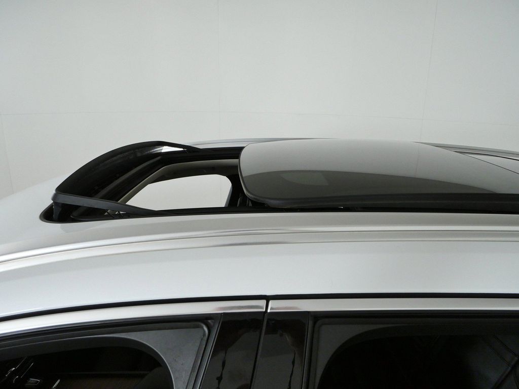 Thumbnail: 2019 Volvo XC60 - 28