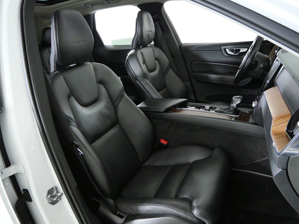 Thumbnail: 2019 Volvo XC60 - 10