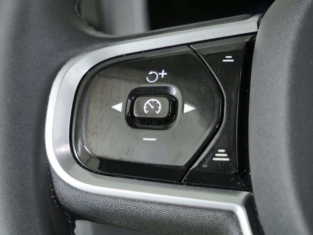Thumbnail: 2023 Volvo XC60 - 44
