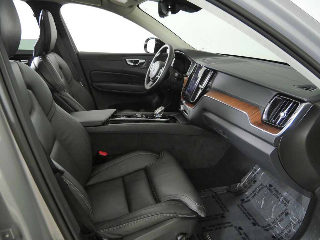 Thumbnail: 2023 Volvo XC60 - 9