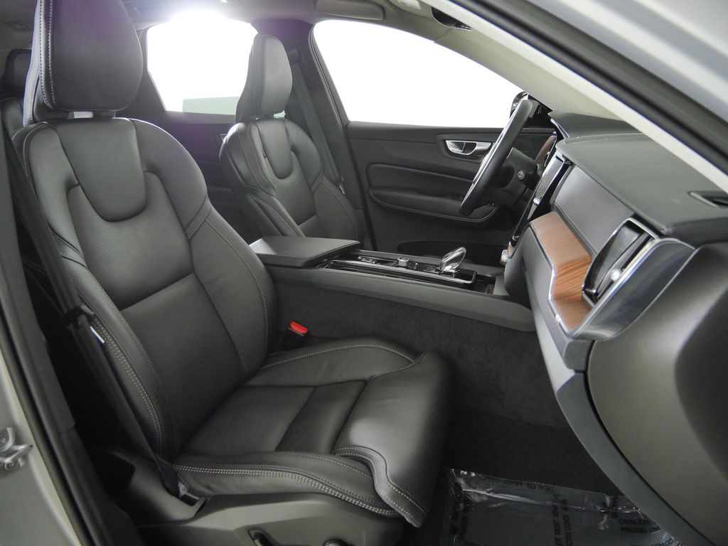 Thumbnail: 2023 Volvo XC60 - 10
