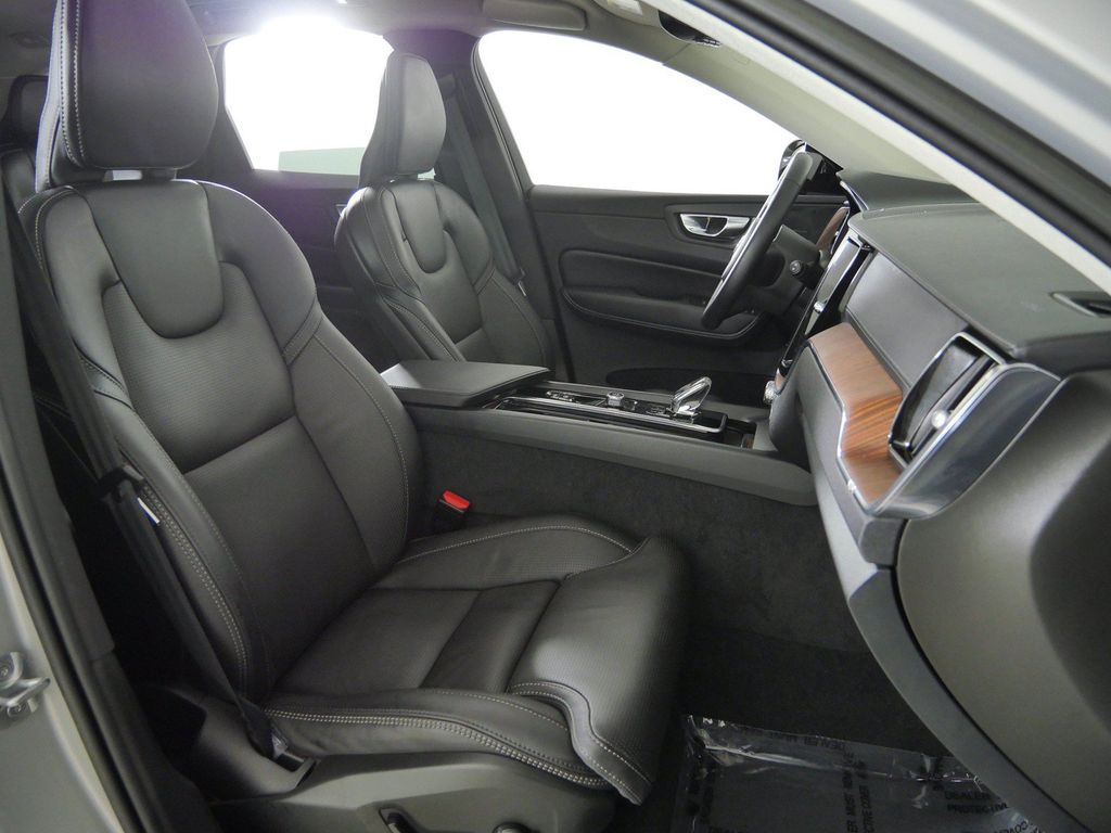 Thumbnail: 2023 Volvo XC60 - 10