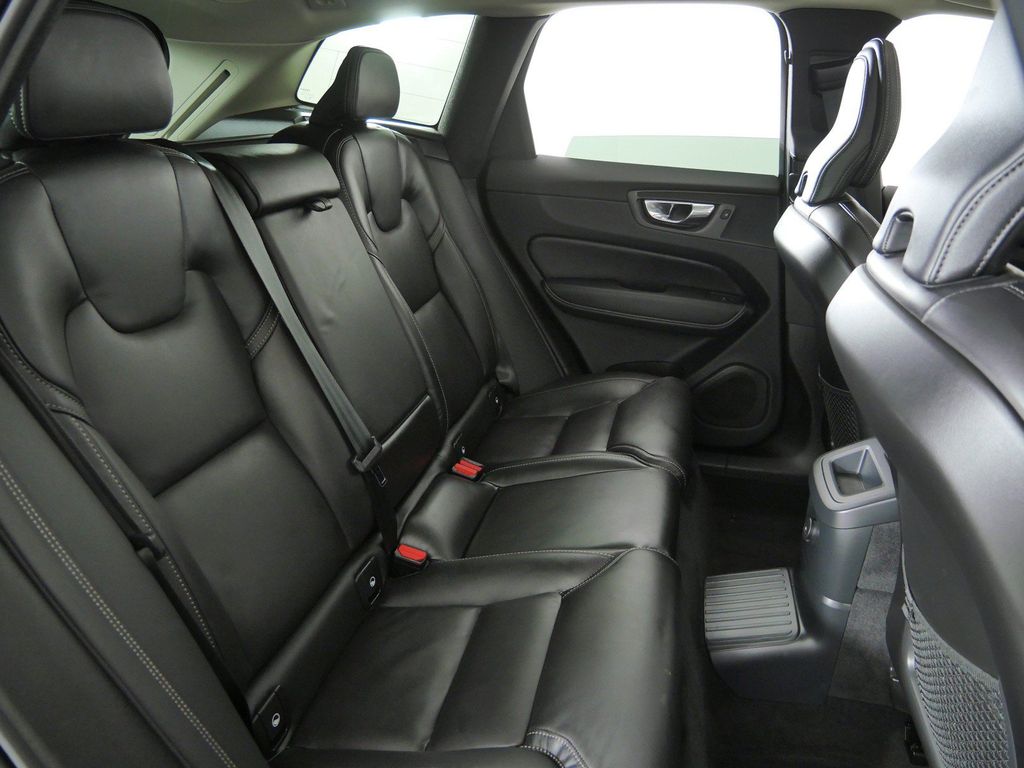 Thumbnail: 2023 Volvo XC60 - 32