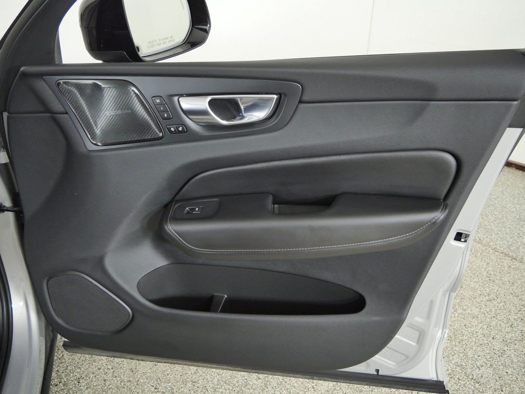 Thumbnail: 2023 Volvo XC60 - 28