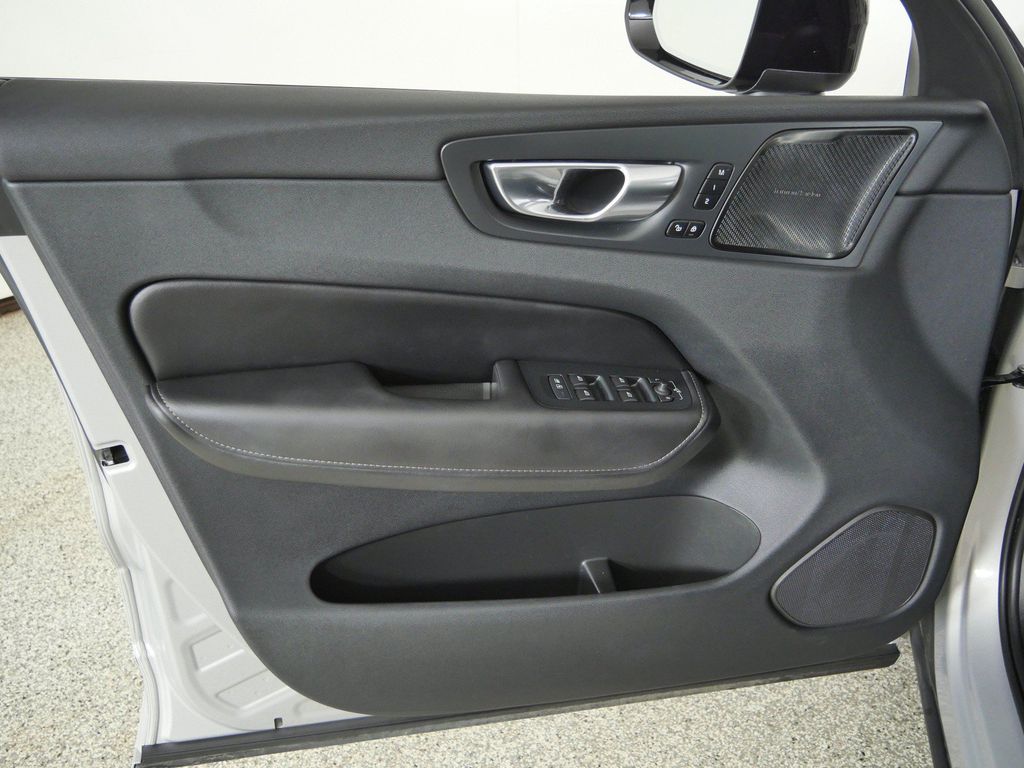 Thumbnail: 2023 Volvo XC60 - 37