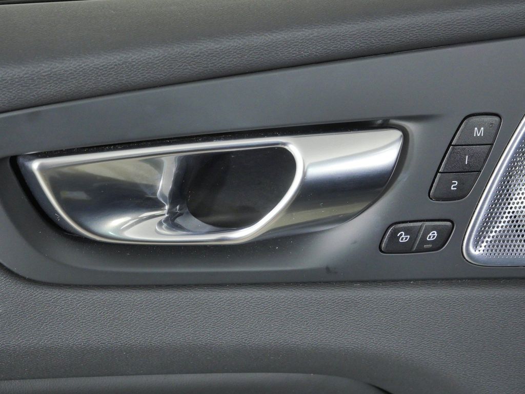 Thumbnail: 2025 Volvo XC60 - 41