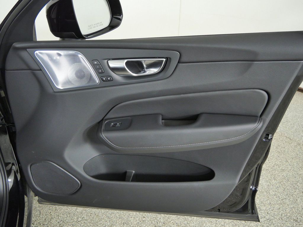 Thumbnail: 2025 Volvo XC60 - 28