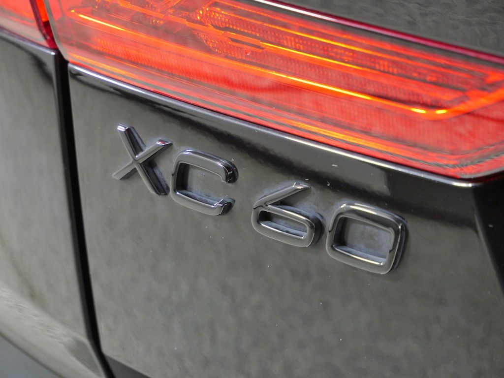 Thumbnail: 2025 Volvo XC60 - 24