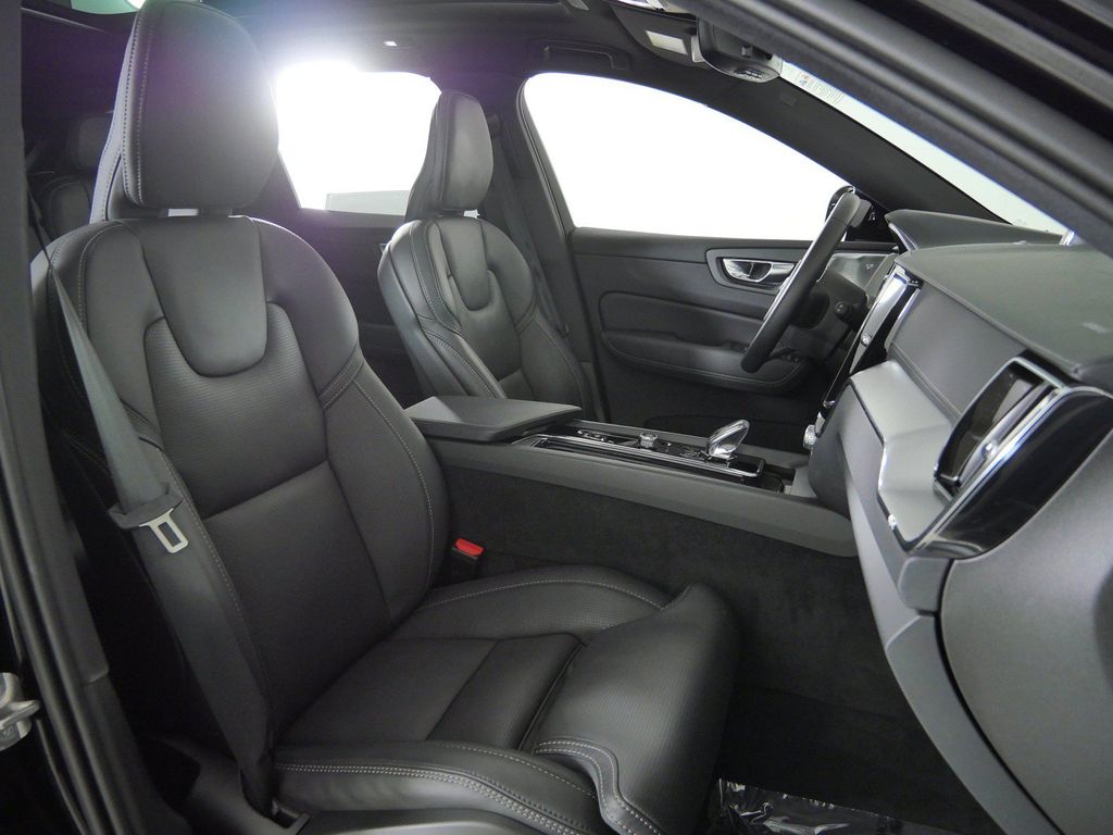 Thumbnail: 2025 Volvo XC60 - 10