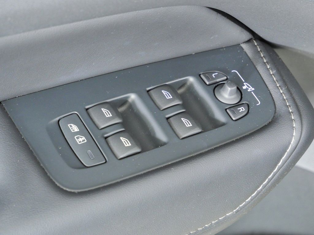 Thumbnail: 2025 Volvo XC60 - 40