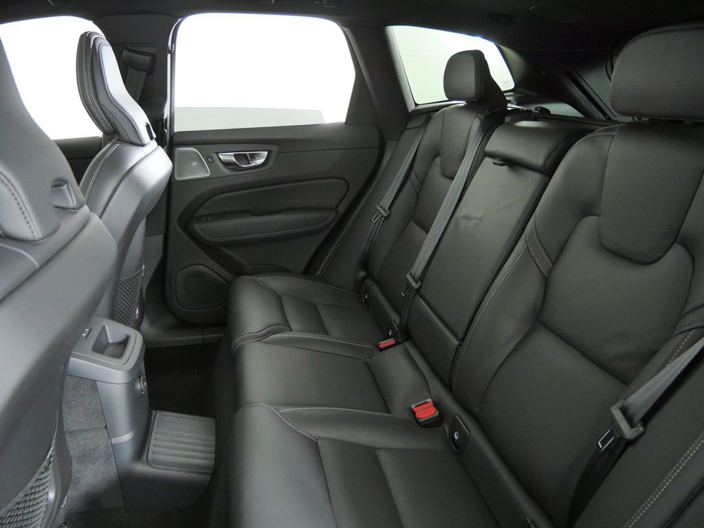 Thumbnail: 2025 Volvo XC60 - 36