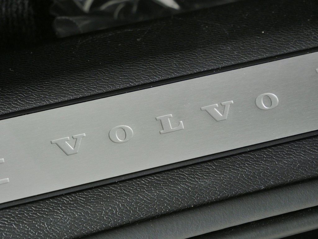 Thumbnail: 2025 Volvo XC60 - 30