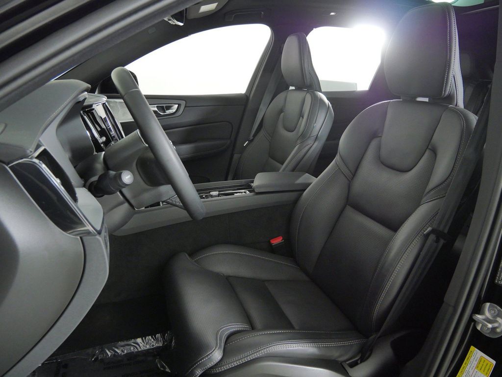 Thumbnail: 2025 Volvo XC60 - 39