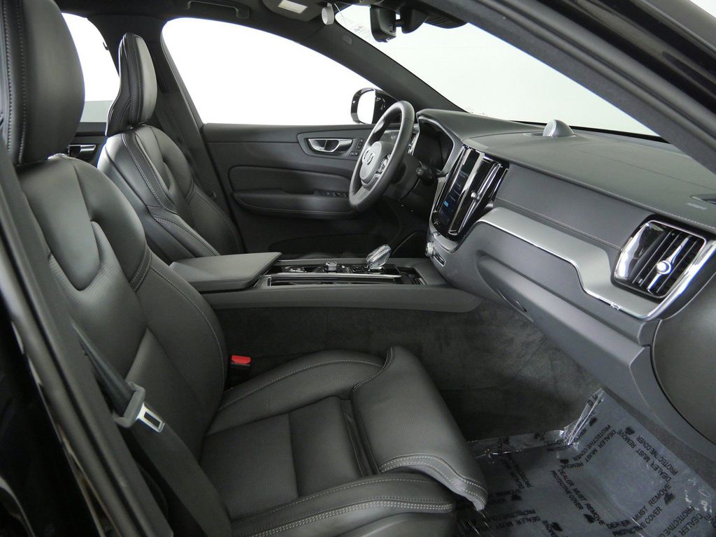 Thumbnail: 2025 Volvo XC60 - 9