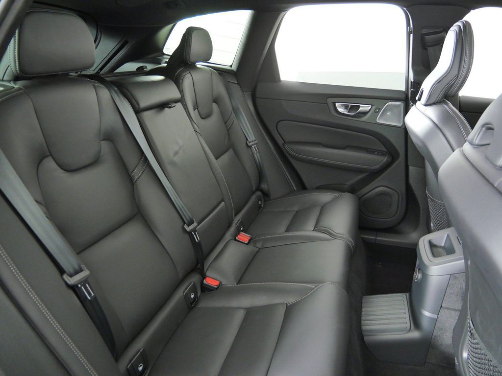 Thumbnail: 2025 Volvo XC60 - 32