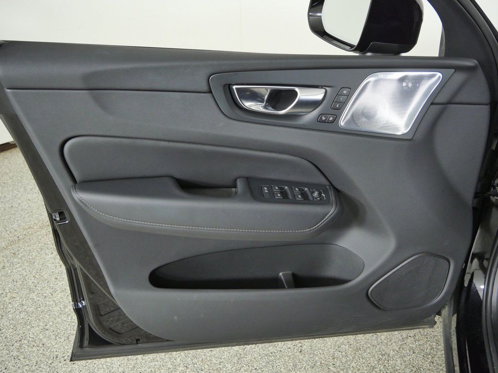 Thumbnail: 2025 Volvo XC60 - 37