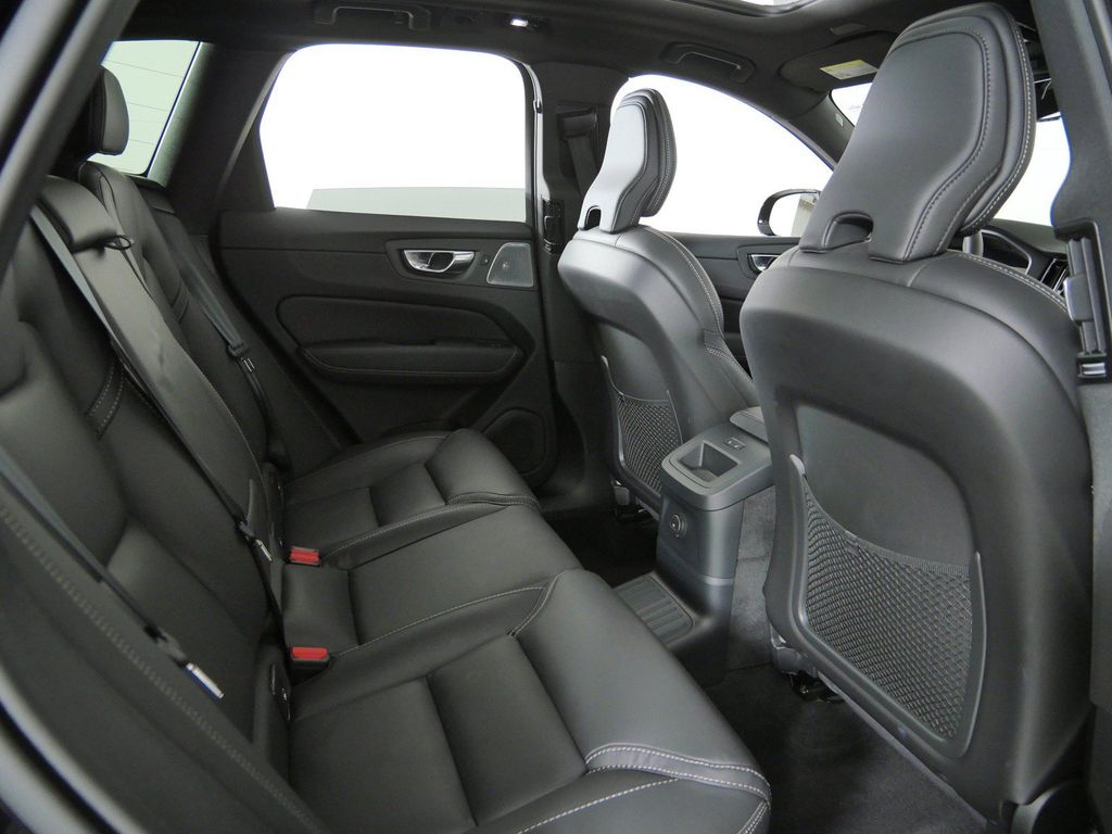 Thumbnail: 2025 Volvo XC60 - 11
