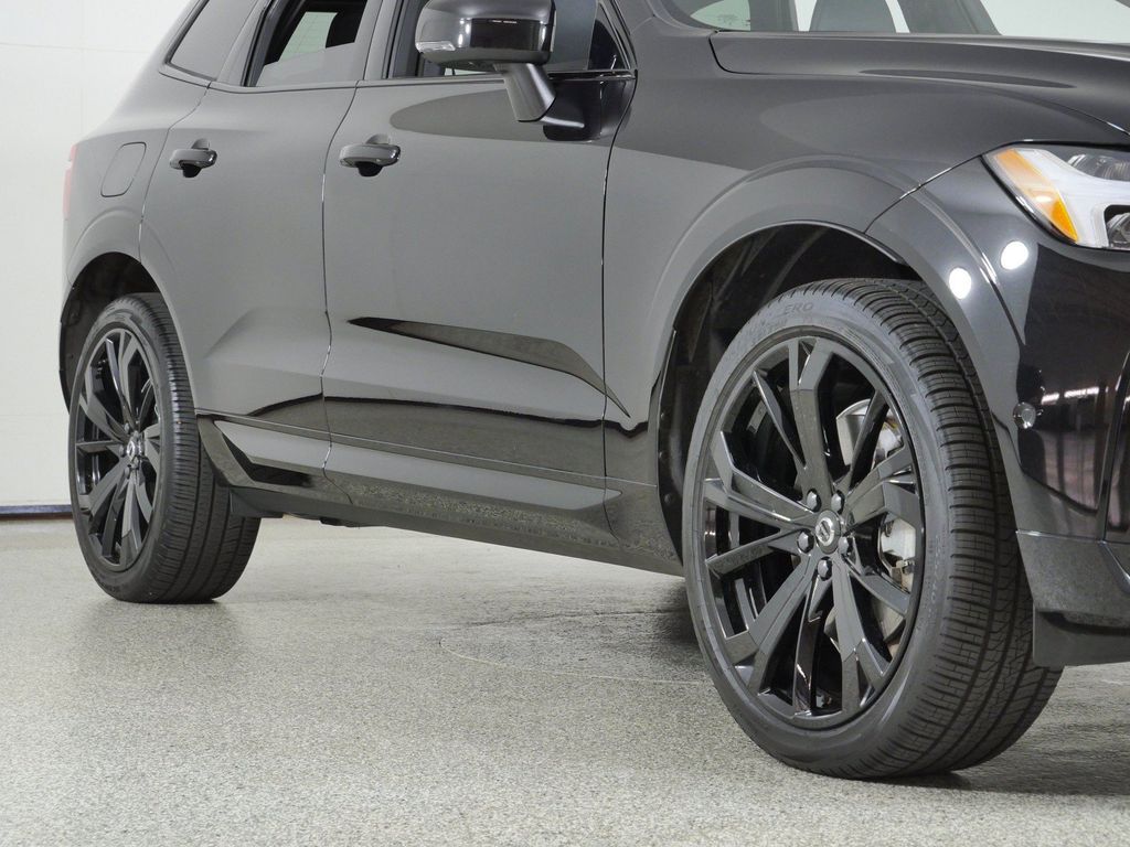 Thumbnail: 2025 Volvo XC60 - 8