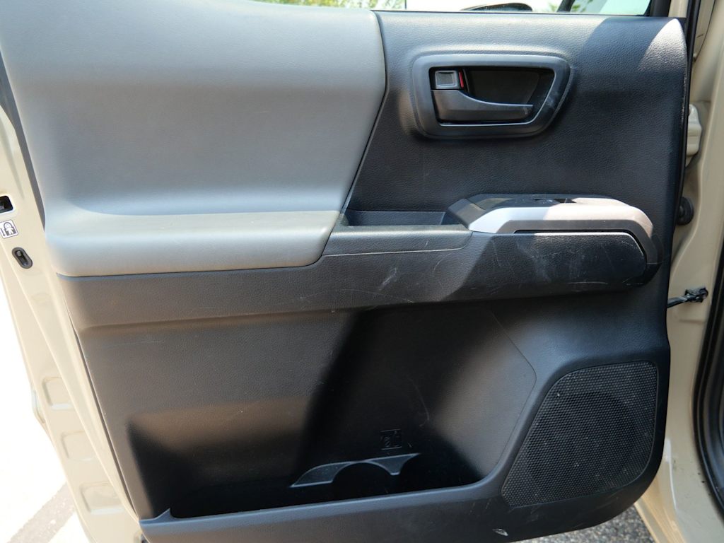 Thumbnail: 2016 Toyota Tacoma - 14