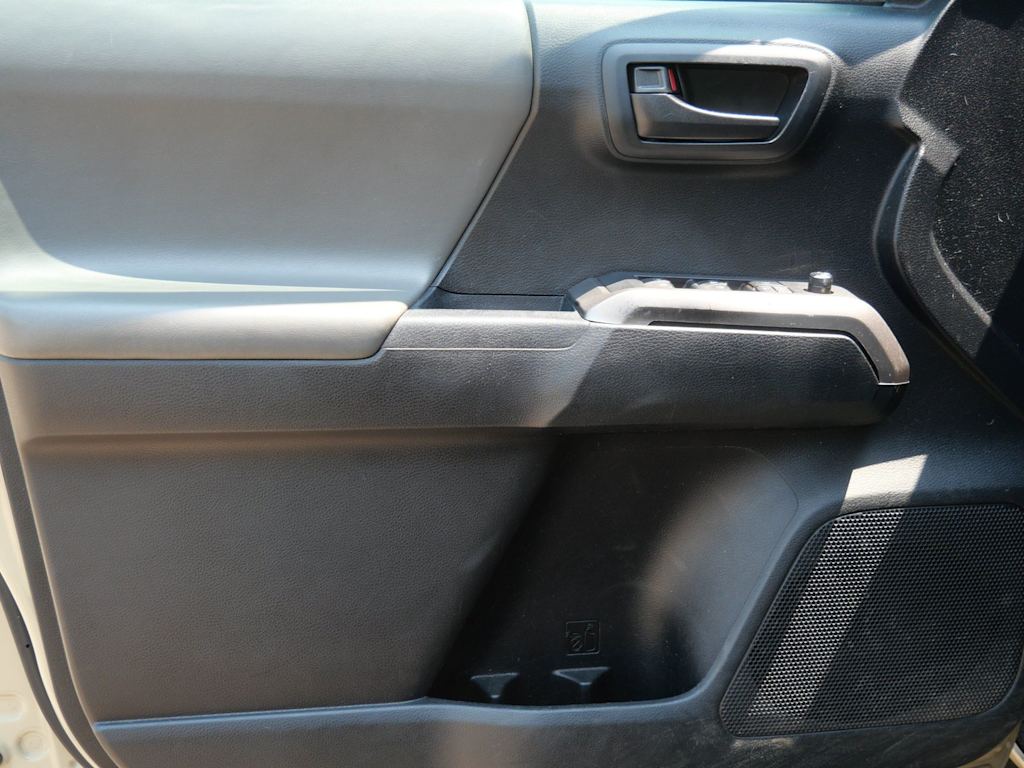 Thumbnail: 2016 Toyota Tacoma - 12