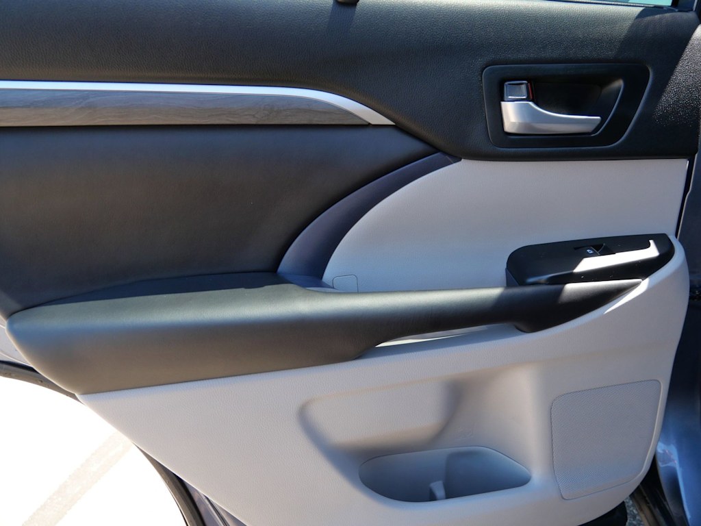 Thumbnail: 2018 Toyota Highlander - 16