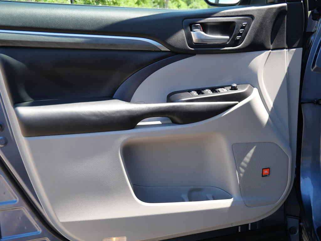 Thumbnail: 2018 Toyota Highlander - 14