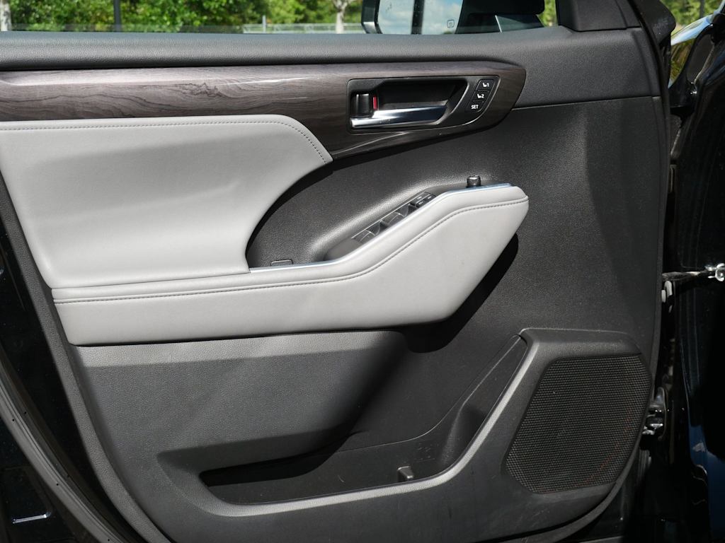 Thumbnail: 2021 Toyota Highlander - 11