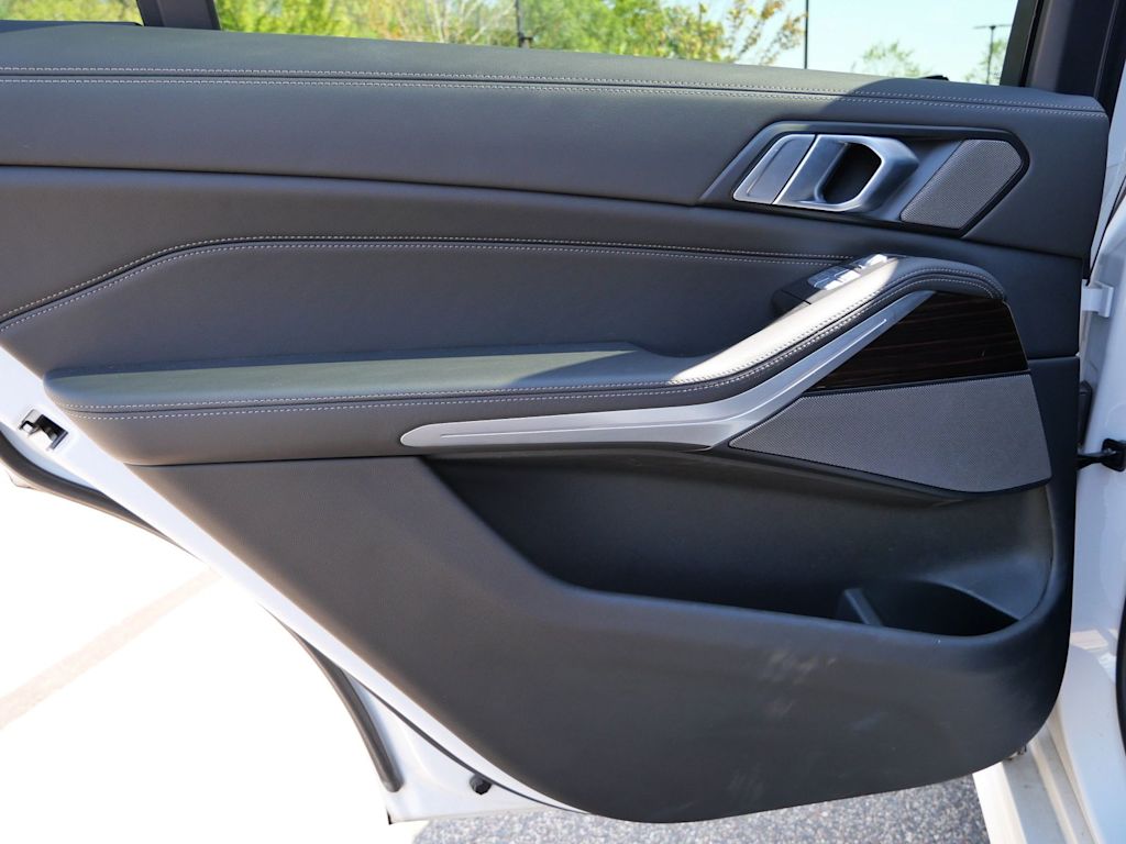 Thumbnail: 2025 BMW X7 - 16