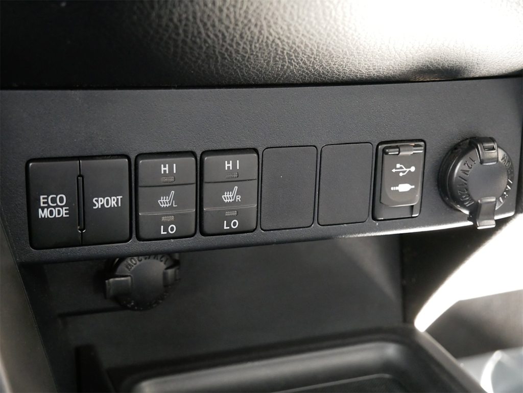 Thumbnail: 2015 Toyota RAV4 - 16
