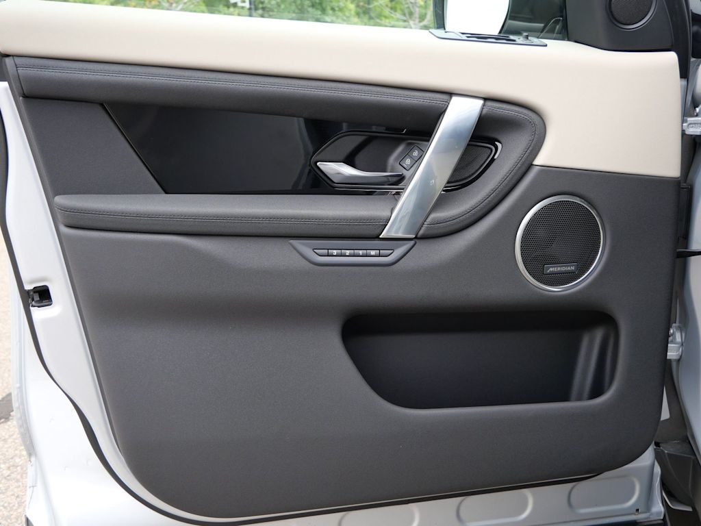 Thumbnail: 2025 Land Rover Discovery Sport - 14