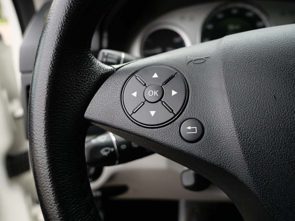 Thumbnail: 2010 Mercedes-Benz GLK - 23