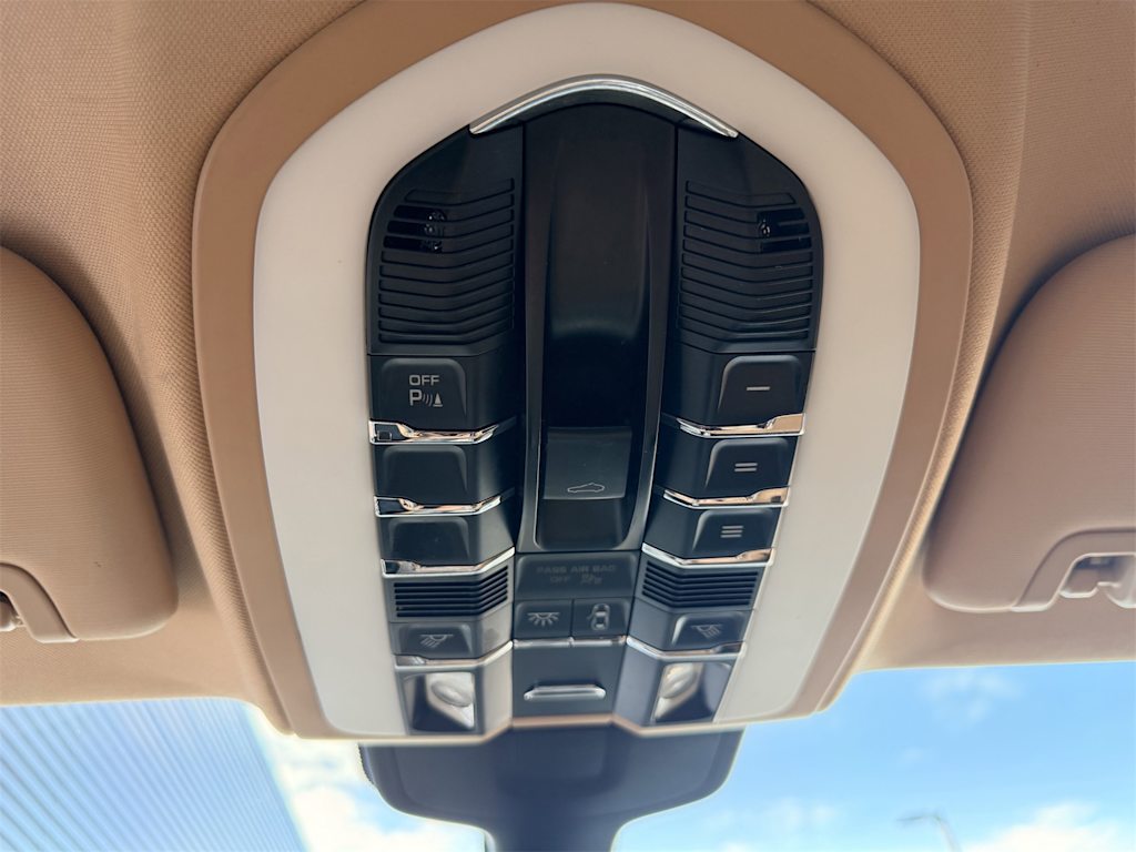 Thumbnail: 2016 Porsche Panamera - 17