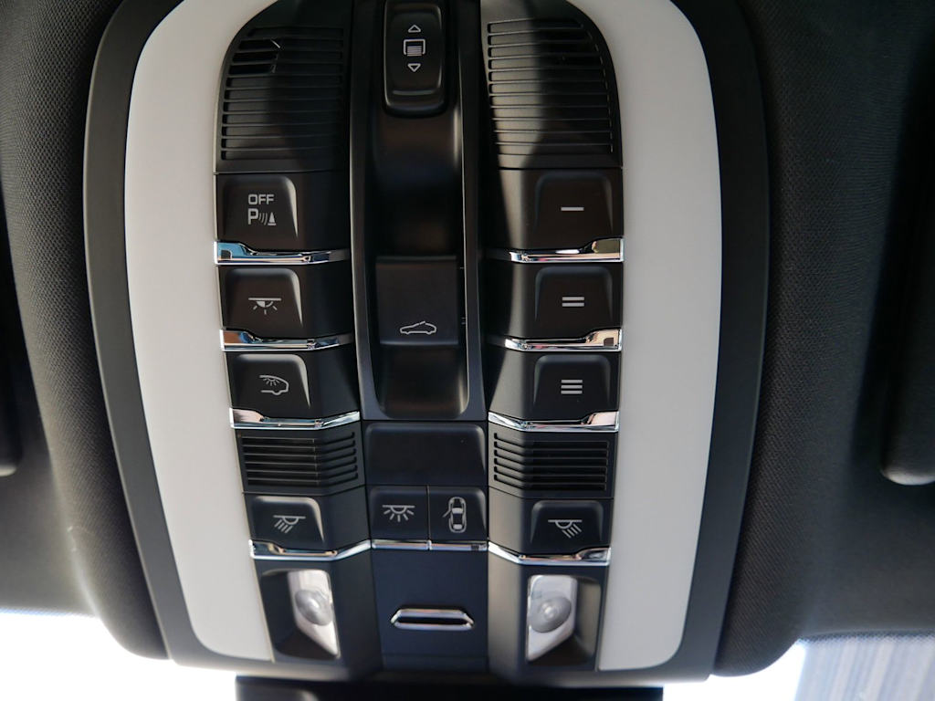 Thumbnail: 2025 Porsche Macan - 25