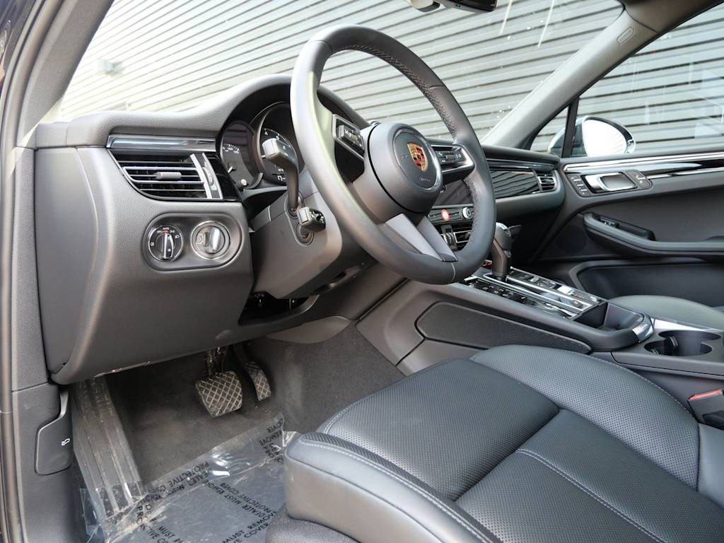 Thumbnail: 2026 Porsche Macan - 2