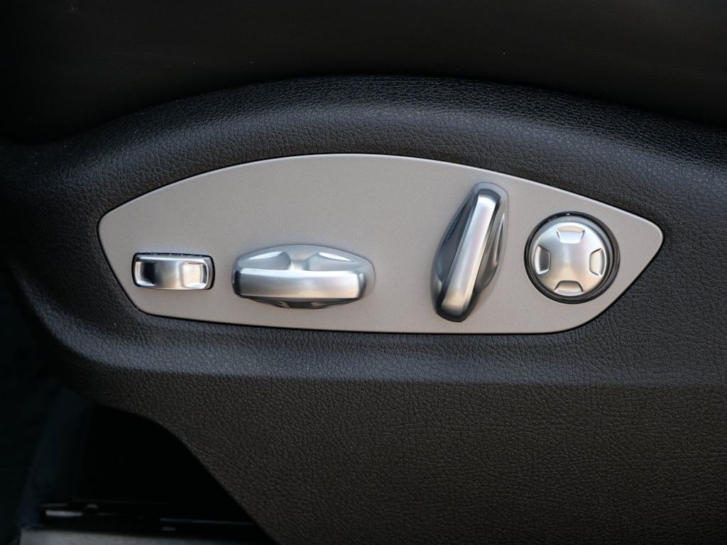 Thumbnail: 2026 Porsche Macan - 13