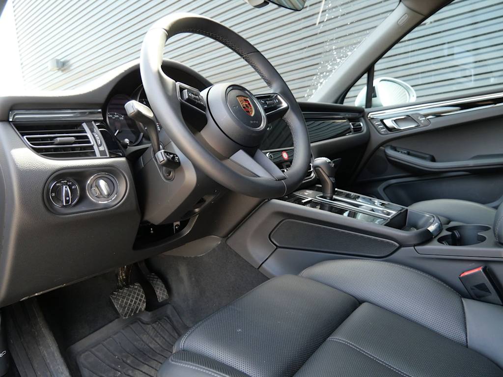 Thumbnail: 2026 Porsche Macan - 2