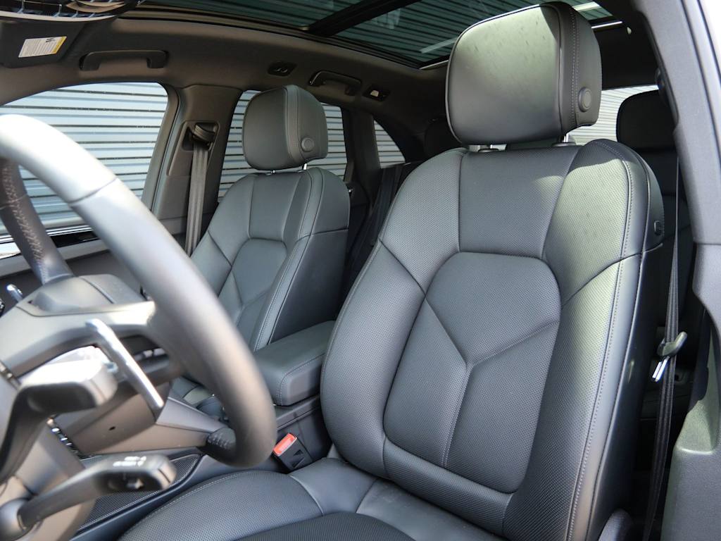 Thumbnail: 2026 Porsche Macan - 6