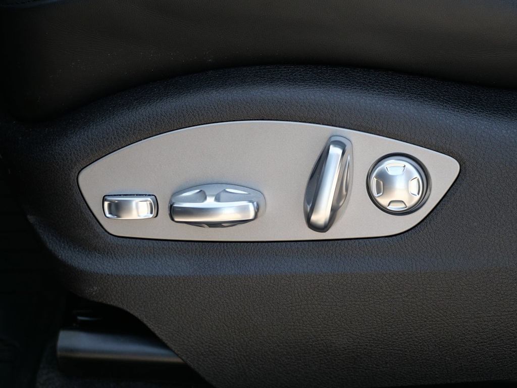 Thumbnail: 2026 Porsche Macan - 14