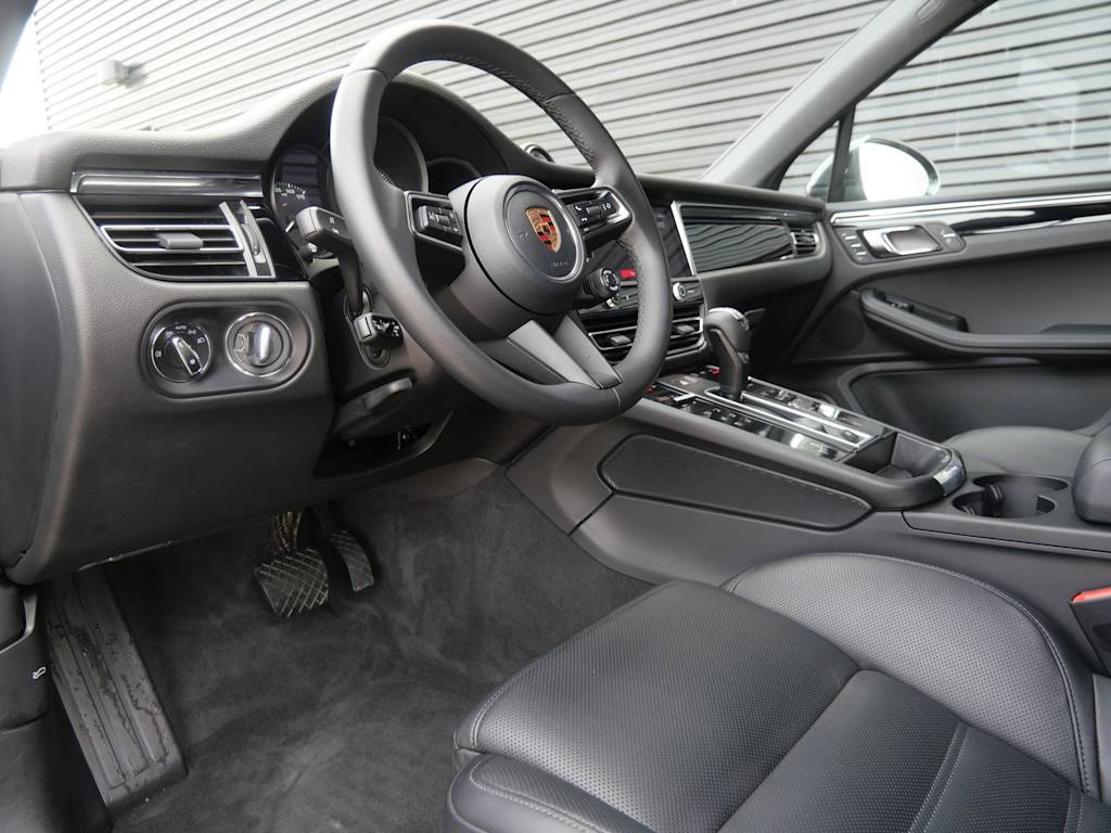 Thumbnail: 2026 Porsche Macan - 2