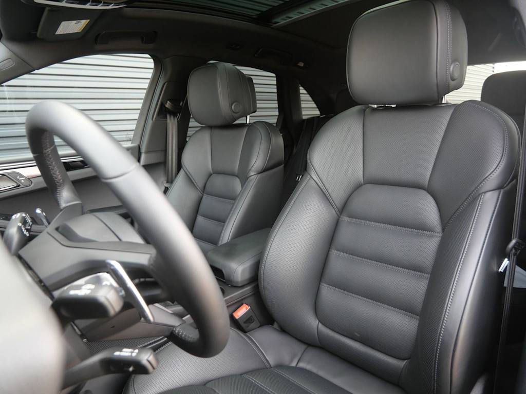 Thumbnail: 2026 Porsche Macan - 6