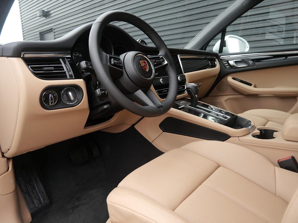 Thumbnail: 2026 Porsche Macan - 2