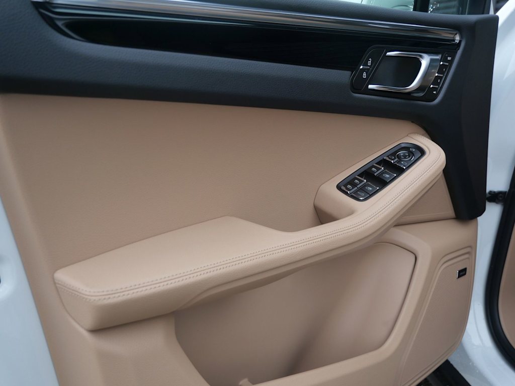 Thumbnail: 2026 Porsche Macan - 14