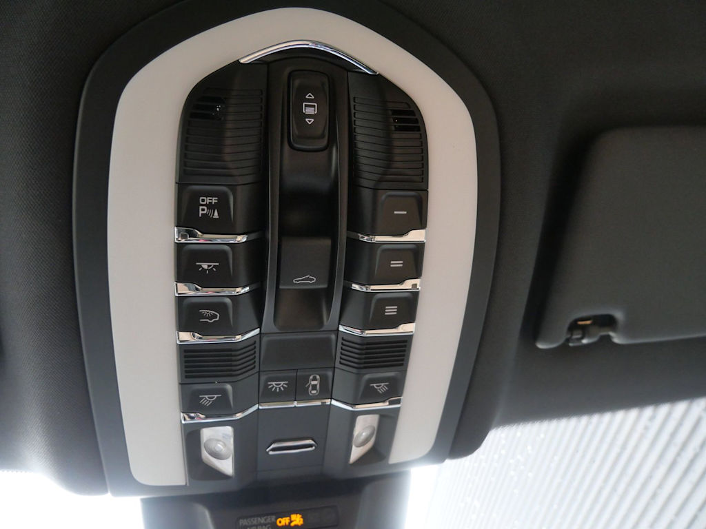 Thumbnail: 2026 Porsche Macan - 21