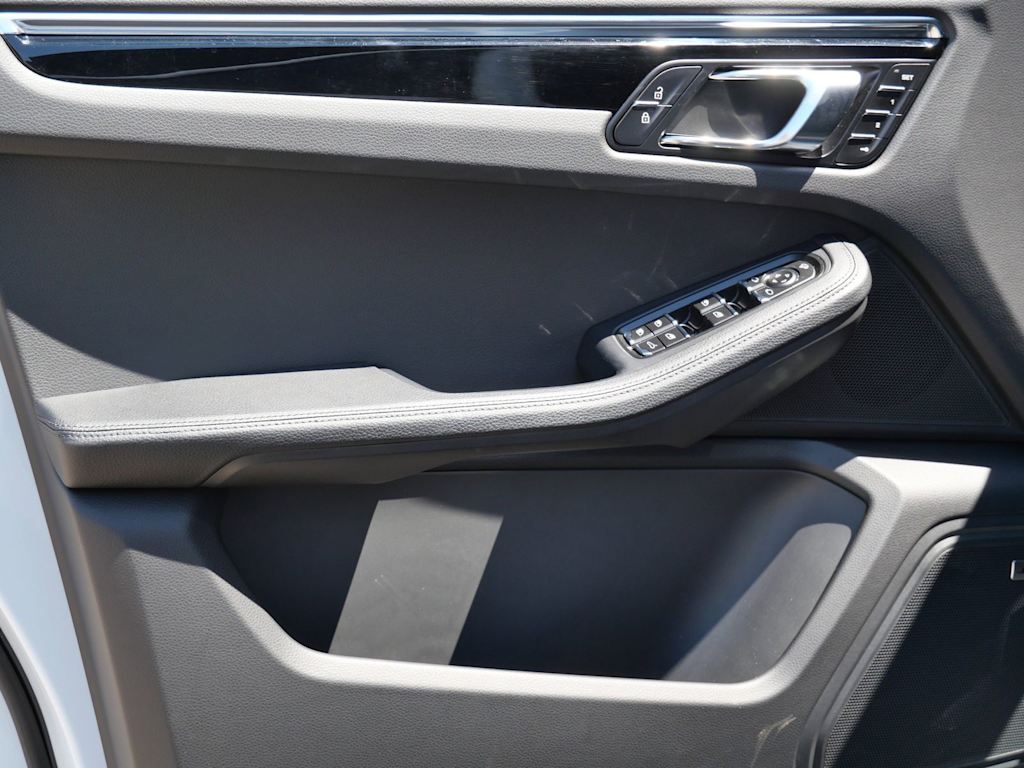 Thumbnail: 2025 Porsche Macan - 13