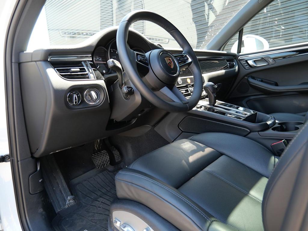 Thumbnail: 2025 Porsche Macan - 2