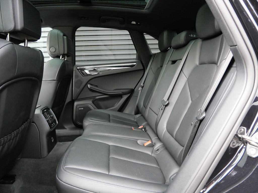 Thumbnail: 2026 Porsche Macan - 6