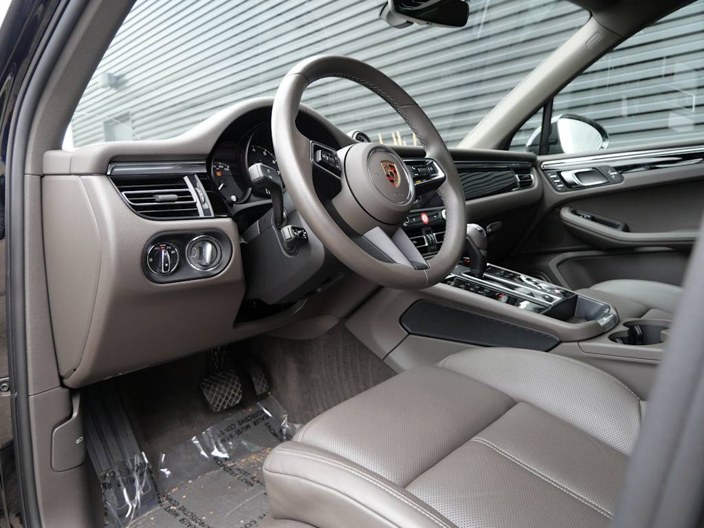 Thumbnail: 2025 Porsche Macan - 2
