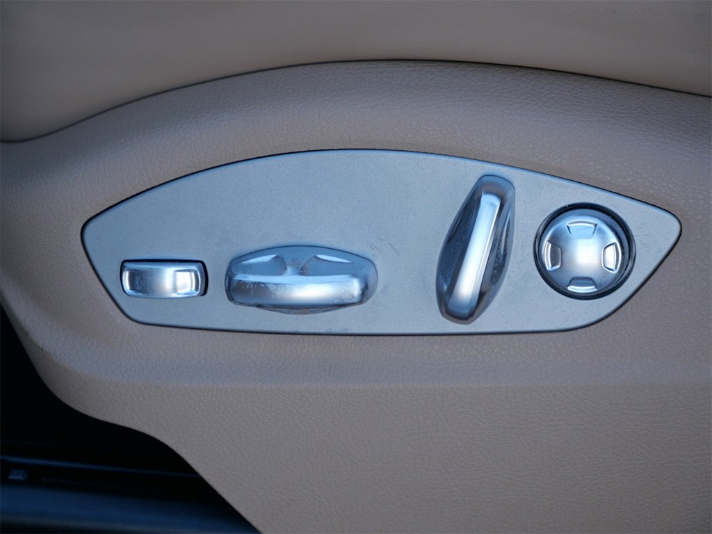 Thumbnail: 2026 Porsche Macan - 15